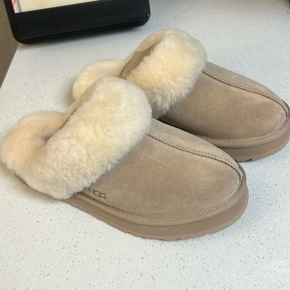 UGG - Girls' Disquette Slippers (Youth) Color: Sand